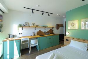Uma cama ou camas num quarto em Stylish Studio Apartment with balcony In Marshall Gudauri Project