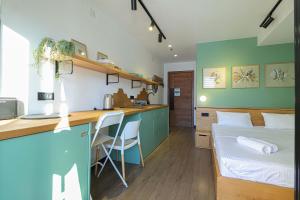 Uma cama ou camas num quarto em Stylish Studio Apartment with balcony In Marshall Gudauri Project