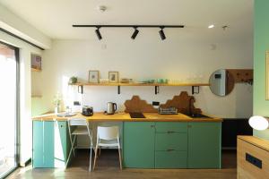 A cozinha ou kitchenette de Stylish Studio Apartment with balcony In Marshall Gudauri Project