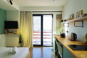 Uma televisão e/ou sistema de entretenimento em Stylish Studio Apartment with balcony In Marshall Gudauri Project