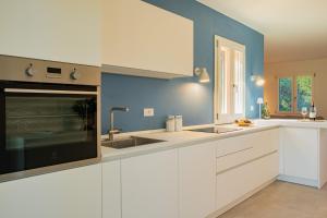 Kuchyň nebo kuchyňský kout v ubytování Villa Dei Pini + 52 fotografií