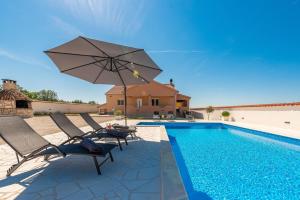 Bazén v ubytování Villa Jenny ZadarVillas nebo v jeho okolí