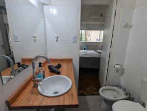 un baño con lavabo e inodoro en Apartamento central muy luminoso, en Buenos Aires