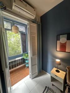 Télévision ou salle de divertissement dans l'établissement charmoso apartamento na quadra da praia