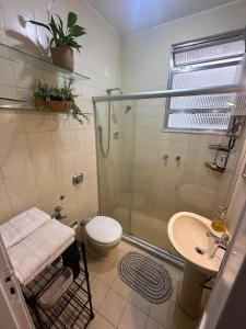 Salle de bains dans l'établissement charmoso apartamento na quadra da praia 16 autres photos