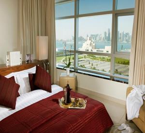 Ένα ή περισσότερα κρεβάτια σε δωμάτιο στο Fraser Suites Doha +37 φωτογραφίες
