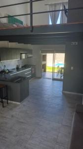 una cocina con fregadero y encimera en Duplex La Josefina, en Villa María