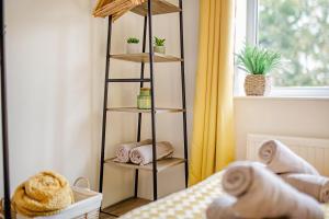 a room with a shelf with towels on a bed at Central Cactus Escape Ideal for Long Stays 10ppl! in Nether Edge +36 photos