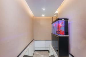 a room with a fish tank in the corner at Shanghai Manhua Hotel-Provides free shuttle service to Disneyland in Shanghai
