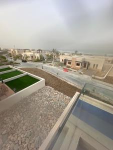 Φωτογραφία από το άλμπουμ του Beach Front Views σε As Sīfah