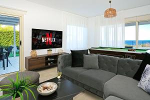 TV a/nebo společenská místnost v ubytování Cape Panorama Villa