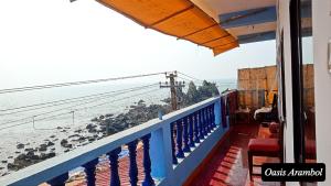 阿姆波尔Oasis Arambol的可欣赏海滩景色的阳台