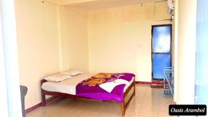 a small bed in a room with a window at Oasis Arambol in Arambol
