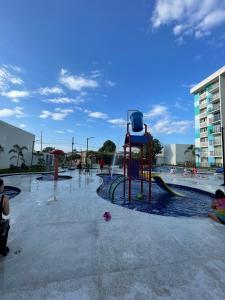 een waterpark met een speeltuin met een waterglijbaan bij Apartamento Familiar in Carmen de Apicalá