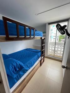 een slaapkamer met twee stapelbedden en een raam bij Apartamento Familiar in Carmen de Apicalá