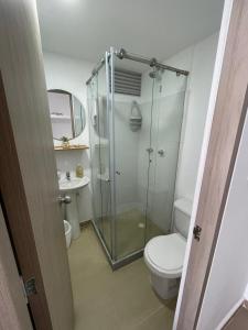 een badkamer met douche, toilet en wastafel bij Apartamento Familiar in Carmen de Apicalá