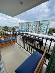 een balkon met banken en uitzicht op een gebouw bij Apartamento Familiar in Carmen de Apicalá +22 foto's