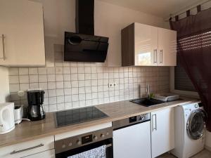 Kuchyň nebo kuchyňský kout v ubytování 3 Zimmer Wohnung