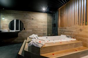 Koupelna v ubytování La Clé - Studi Osé - Clim - Baignoire à Bulles - Wifi + 10 fotografií
