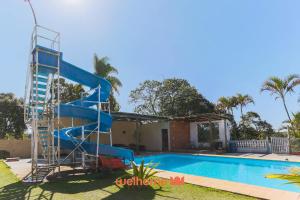 una escalera azul junto a una piscina en Casa em Cotia com piscina e área de lazer infantil, en São Paulo