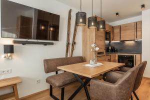 Köök või kööginurk majutusasutuses AlpenParks Hotel & Apartment Taxacher