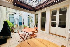Habitación con mesa y sillas en el patio en La Casa de Pape, Hypercentre, LR138, en La Rochelle
