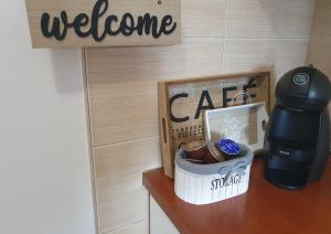 escritorio con cafetera y cafetera en Apartman Lari, en Vlašić 17 fotos más