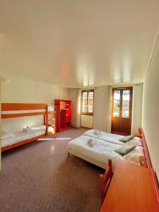 Ένα ή περισσότερα κρεβάτια σε δωμάτιο στο Village Vacances Le Chablais