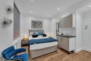 Ένα ή περισσότερα κρεβάτια σε δωμάτιο στο Compact Living, Tiny Studio with Workspace