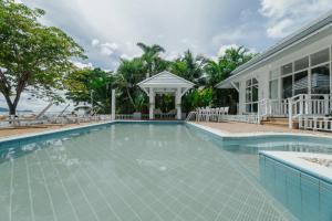 Bazén v ubytování Seaside Bliss Beach Villa Rawai nebo v jeho okolí