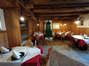 A restaurant or other place to eat at kuglerhof
