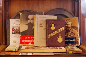 a bunch of books sitting on a shelf at Hotel Città Dei Mille in Bergamo