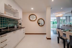 Kuchyň nebo kuchyňský kout v ubytování Seaside Bliss Beach Villa Rawai