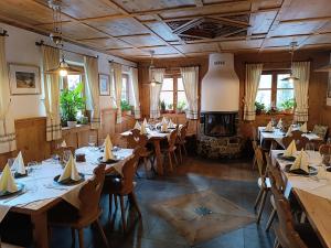 A restaurant or other place to eat at kuglerhof
