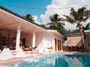 阿杭格默Animals Boutique Hotel - Adults Only的一栋房子前面有游泳池的别墅