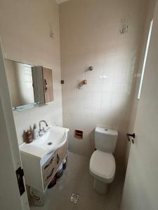 ペルイベにあるNova Onda Casaの白いトイレと洗面台のあるバスルーム +10枚の写真