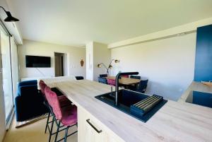 a kitchen with a wooden counter top in a room at Le Cottage du Lac, centre ville, LR124 in La Rochelle