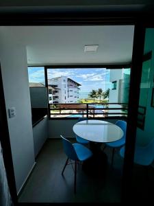 Una habitación con una mesa y sillas y una ventana. en Flat no Maui - Beira-mar - Tamandaré - Carneiros, en Tamandaré