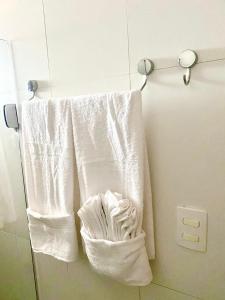 2 toallas colgando de un toallero en el baño en Flat no Maui - Beira-mar - Tamandaré - Carneiros, en Tamandaré 24 fotos más