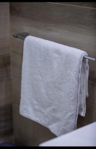 toalla blanca colgada en un toallero en el baño en Luxury apartment in cairo, en El Cairo