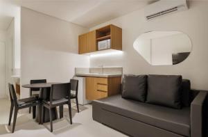 ein Wohnzimmer mit Sofa und Tisch in der Unterkunft GAV Resorts Porto de Galinhas in Porto De Galinhas