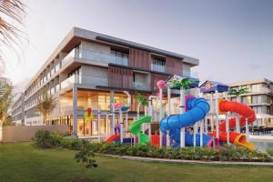 ein Spielplatz vor einem Wohnhaus in der Unterkunft GAV Resorts Porto de Galinhas in Porto De Galinhas