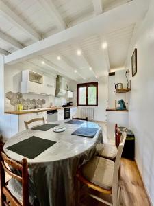 Kuchyň nebo kuchyňský kout v ubytování Maison lumineuse Route de Boisseuil- DABNB + 3 fotografie