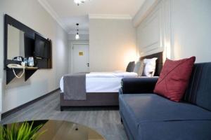 ein Hotelzimmer mit einem Bett und einer Couch in der Unterkunft Liza Suit Hotel in Istanbul