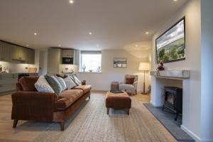 un soggiorno con divano e camino di The Horse Box a Leyburn