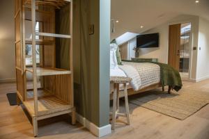 una camera da letto con un letto e un tavolo in una stanza di The Horse Box a Leyburn