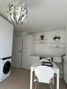 Cucina o angolo cottura di Room with 360° view overlooking Lake Geneva and Alps