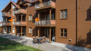 a building with a table and chairs in front of it at Leilighet rett ved stranden in Mandal