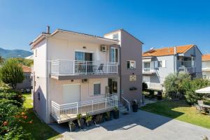 萨索斯Finikes Studios的公寓大楼设有阳台和庭院。