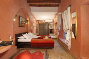 Postel nebo postele na pokoji v ubytování Riad et Spa Misria Les Orangers + 37 fotografií